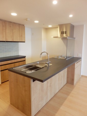 開放的で美しいオープンキッチンに